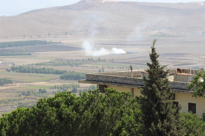 BEIRUTE, 3 de outubro de 2025 -- Uma bomba incendiária israelense é lançada na planície de Marjeyoun, no sul do Líbano, em 3 de outubro de 2025.