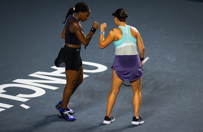 Archivo - Jessica Pegula of the United States & Coco Gauff of the United States in action during the first round robin doubles match of the 2023 WTA Finals Cancun WTA tennis tournament