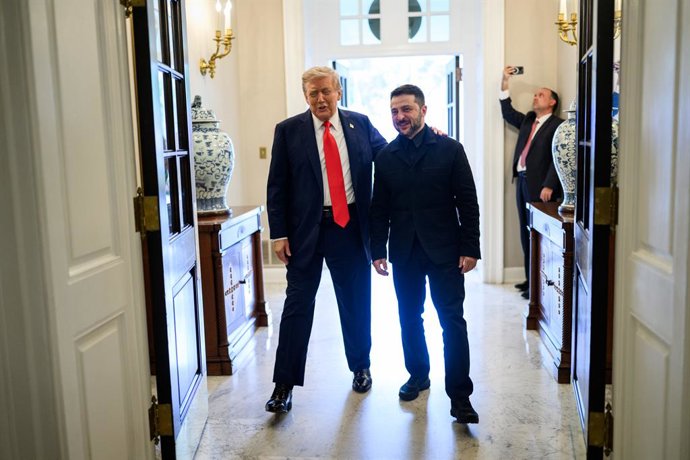 Archivo - August 18, 2025, Washington, District of Columbia, USA: President Donald Trump greets President Volodymyr Zelenskyy of Ukraine at the West Wing Lobby entrance of the White House. The man in the background is White House Deputy Chief og Staff Dan