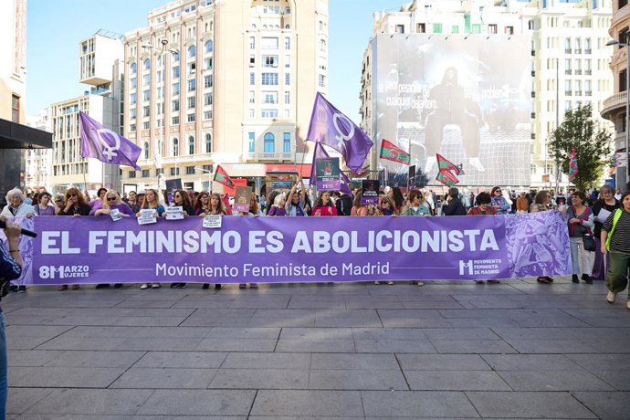 Manifestantes sosteniendo una pancarta con el lema 'El feminismo es abolicionista" durante la concentración convocada por el Movimiento Feminista de Madrid (MFM) para pedir la abolición de la prostitución en la Plaza de Callao, a 11 de octubre de 2025, en