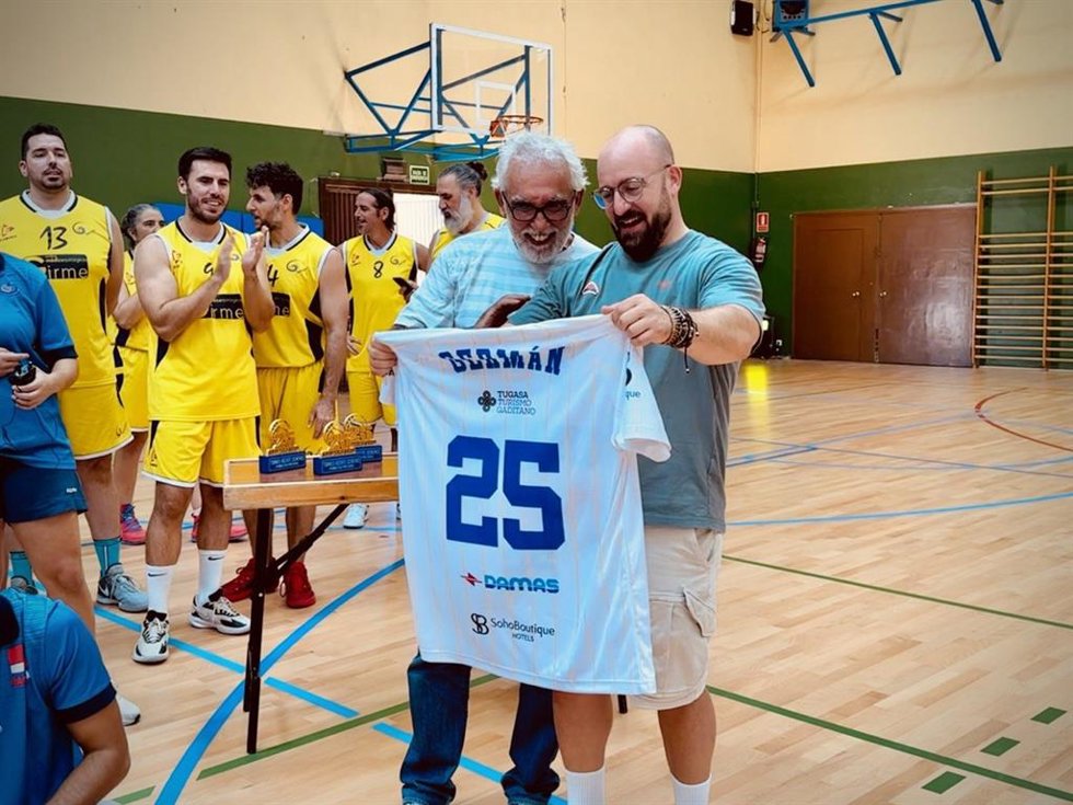 El alcalde de El Puerto de Santa María, Germán Beardo, en el Pabellón Ramón Velázquez junto al equipo de baloncesto Gymnástica Portuense.