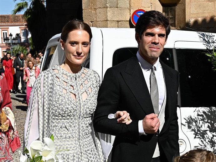 Fernando Palazuelo y Micaela Belmot salen de la parroquia de Santiago  tras darse el "sí quiero" a 11 de Octubre de 2025 en Cáceres (España).