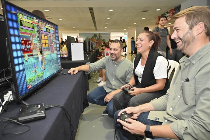 La concejala del Área de Empleo, Comercio, Juventud y Emprendimiento del Ayuntamiento de Almería, Lorena Nieto; el coordinador del festival, David Herrera, y el  delegado de Juventud de la Junta de Andalucía en Almería, Francisco Bellido.