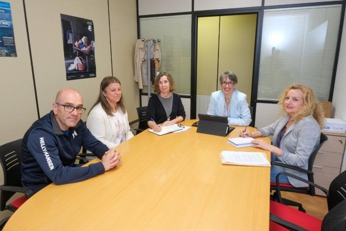 Reunión entre la Consellería do Mar y la Asociación de Percebeiros de Cariño