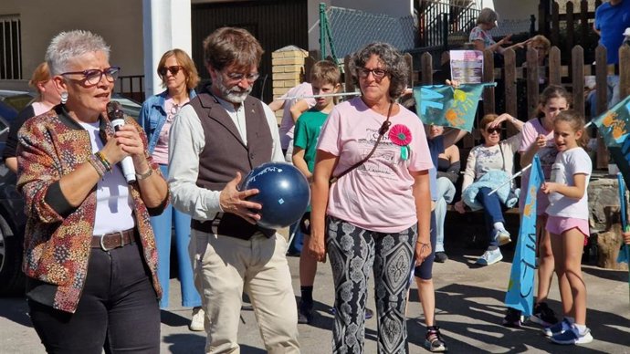 La consejera de Salud, Concepción Saavedra, junto al alcalde de Cabrales, José Sánchez.