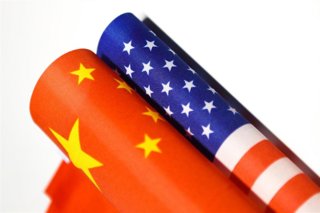 Archivo - Banderas de Estados Unidos y China