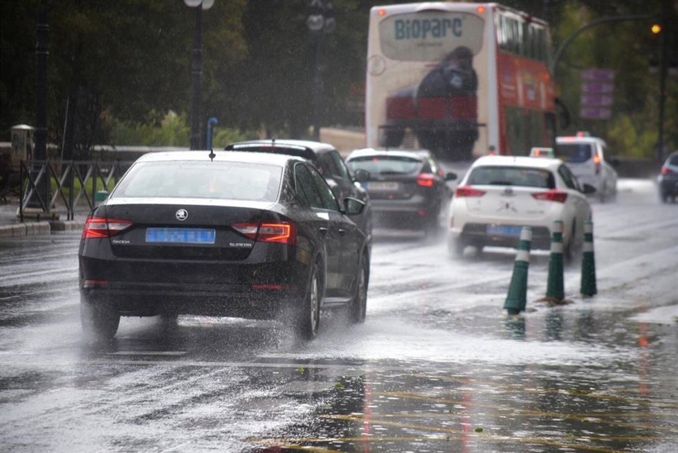Archivo - Varios coches circulan por una calle de Valencia en una imagen de archivo