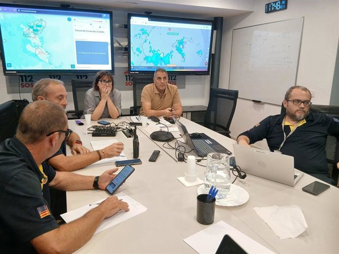 La vicepresidenta segunda del Govern y consellera de Presidencia, Coordinación de la Acción de Gobierno y Cooperación Local, Antònia Maria Estarellas, en el Centro de Coordinación del 112