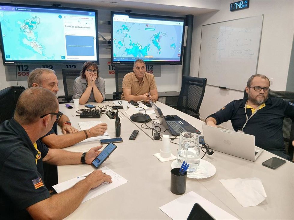 La vicepresidenta segunda del Govern y consellera de Presidencia, Coordinación de la Acción de Gobierno y Cooperación Local, Antnia Maria Estarellas, en el Centro de Coordinación del 112