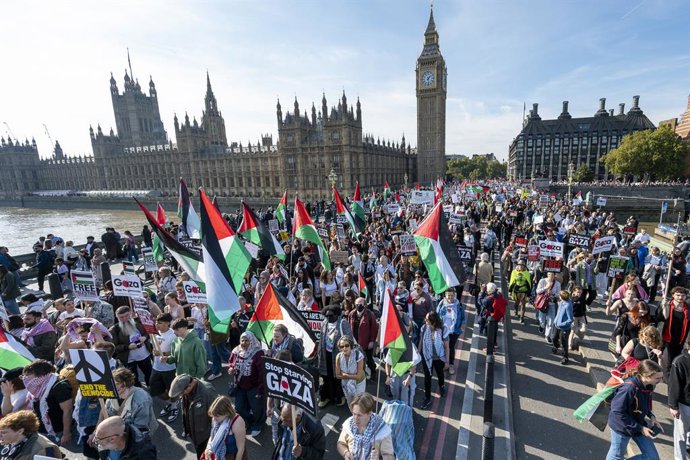 11 de outubro de 2025, Londres, Reino Unido: LONDRES, Reino Unido.  Manifestantes em uma Marcha pela Palestina atravessam a Ponte de Westminster, saindo de Victoria Embankment para um comício em Whitehall.  Organizada pela Palestine Solidarity Campaign (P