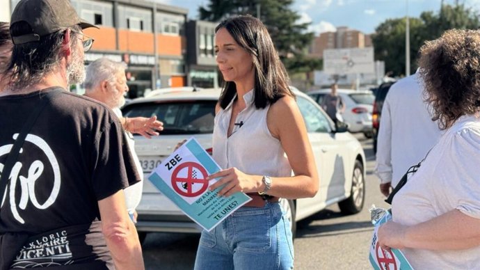 La diputada de Vox en el Parlament, Mónica Lora, en una protesta contra la ZBE en Manresa