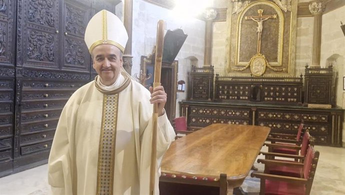 Archivo - El obispo de  las diócesis de Huesca y Jaca, Pedro Aguado. 