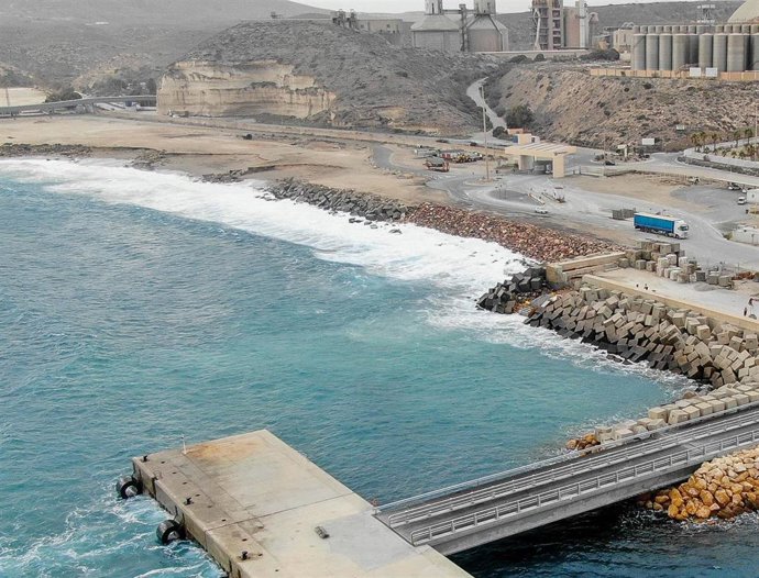 Archivo - Estado de la costa erosionada por el oleaje en el cierre sur del Muelle de Ribera I en el Puerto de Carboneras (Almería). (Foto de archivo).