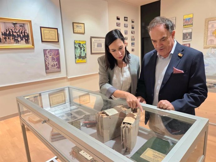 La concejala de Castelló María España en la exposición del  centenario de la Banda municipal