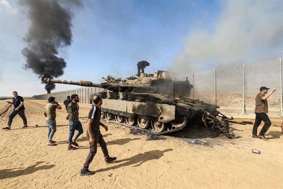 Archivo - Carro de combate israelí destruido durante el ataque del 7 de octubre de 2023 en la Franja de Gaza (archivo)