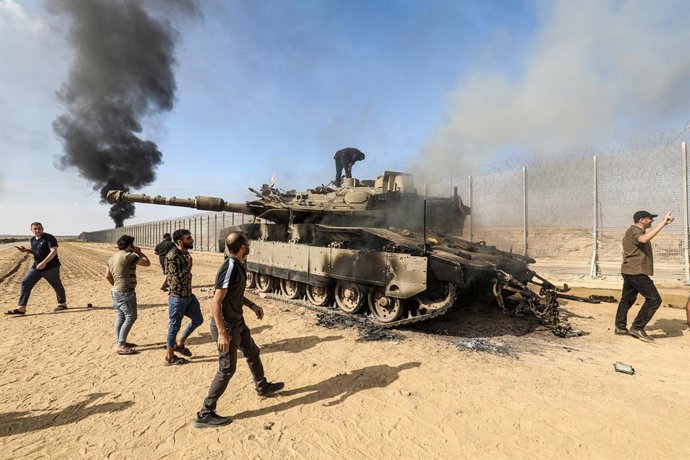 Archivo - Arquivo - Tanque israelense destruído durante o ataque de 7 de outubro de 2023 na Faixa de Gaza (arquivo)