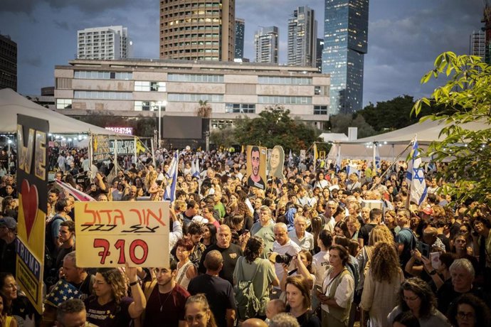 Familiares de rehenes retenidos en Gaza celebran en Tel Aviv el acuerdo de intercambio
