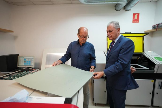 El alcalde de Sevilla, José Luis Sanz, en una visita a la Imprenta Municipal hispalense.