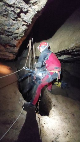 Rescatado un joven santanderino en una cueva en Miera
