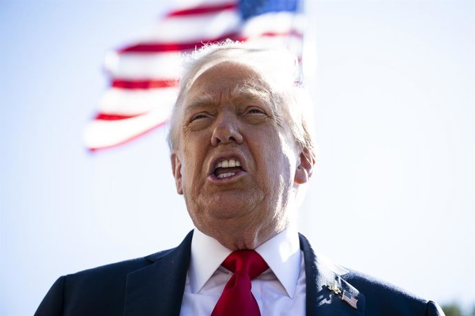 5 de outubro de 2025, Washington, Distrito de Columbia, EUA: O presidente dos Estados Unidos, DONALD J TRUMP, fala com membros da mídia no gramado sul da Casa Branca em Washington, D.C., EUA, antes de embarcar no Marine One para voar para Norfolk, Virgíni