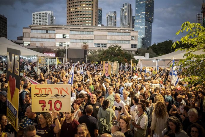 Familiares de rehenes retenidos en Gaza celebran en Tel Aviv el acuerdo de intercambio