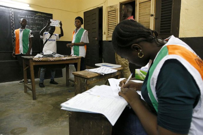 Archivo - (201101) -- ABIDJAN, Nov. 1, 2020 (Xinhua) -- Staff count votes at a polling station in Abidjan, Cote d'Ivoire, Oct. 31, 2020.   Cote d'Ivoire citizens began to vote in the presidential election on Saturday morning.    Some 7.5 million people in