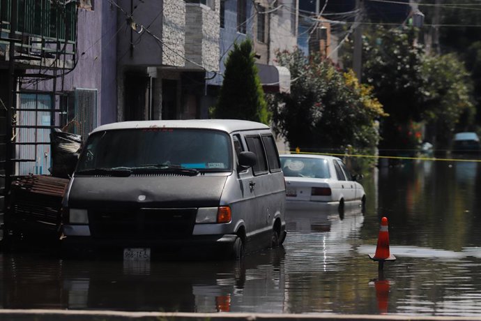 29 de setembro de 2025, Cidade do México, Cdmx, México: Carros são vistos debaixo d'água em uma rua inundada devido às fortes chuvas torrenciais que afetaram Ciudad Nezahualcóyotl, a leste da Cidade do México, em 29 de setembro de 2025, na Cidade do Méxic