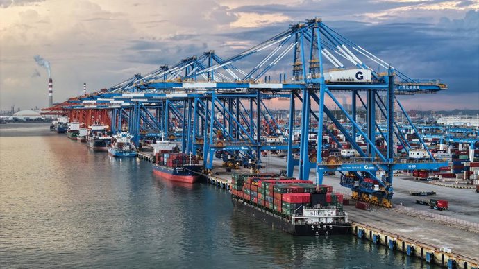 NANNING, 18 de setembro de 2025 -- Uma foto tirada por drone em 16 de setembro de 2025 mostra uma vista do Porto de Qinzhou na cidade de Qinzhou, na Região Autônoma de Guangxi Zhuang, no sul da China. A partir de agosto de 2025, o Novo Corredor Internacio