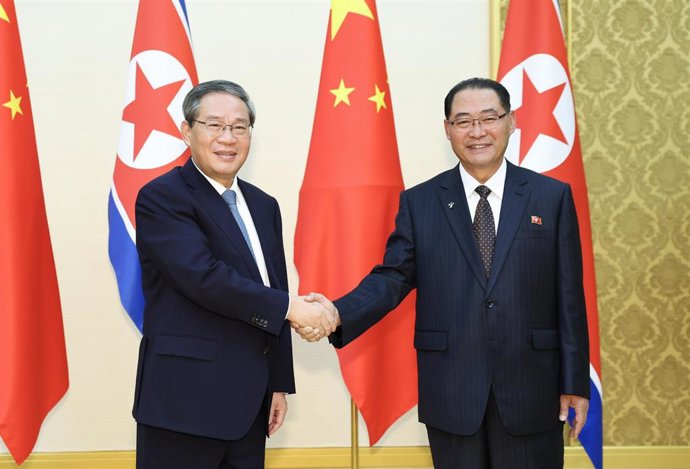 El primer ministro chino, Li Qiang, junto con el primer ministro norcoreano, Pak Thae Song.