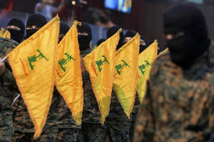 Militantes de Hezbolá con la bandera del grupo