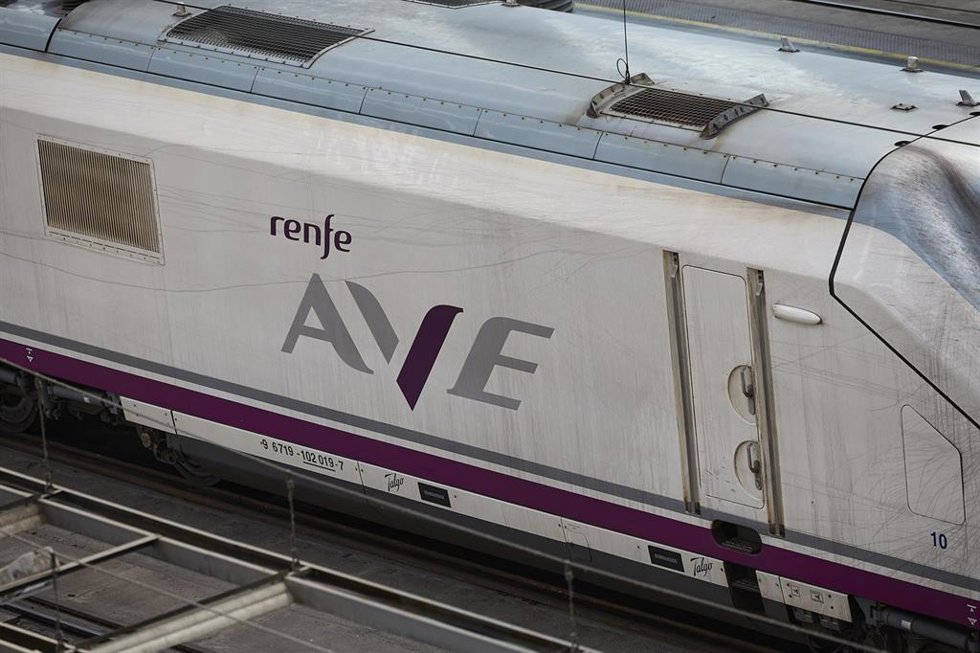 Archivo - Un tren en la Estación de Madrid - Puerta de Atocha - Almudena Grandes, a 31 de agosto de 2025, en Madrid (España). 