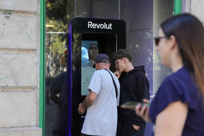Un caixer de Revolut en una cafeteria de Barcelona