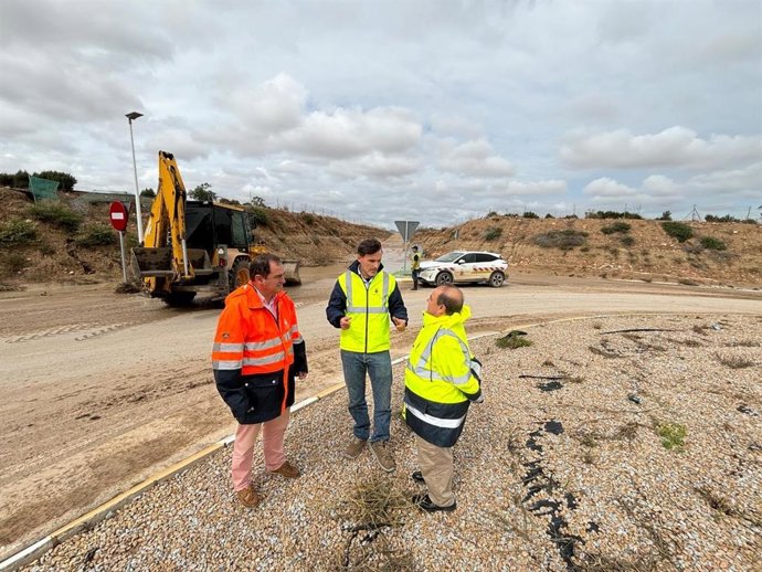 El consejero Jorge García Montoro supervisando los trabajos de los técnicos y el personal de carreteras