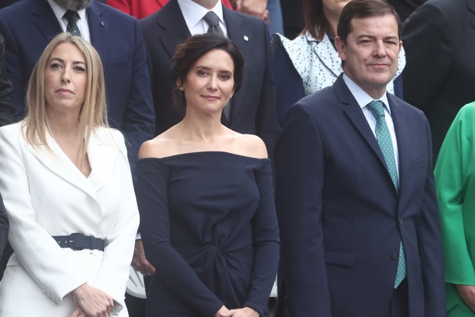 (I-D) Los presidente autonómicos de Extremadura, María Guardiola, Madrid, Isabel Díaz Ayuso y Castilla y León, Alfonso Fernández Mañueco, durante el acto solemne de homenaje a la bandera nacional y desfile militar por el 12 de octubre, Día de la 