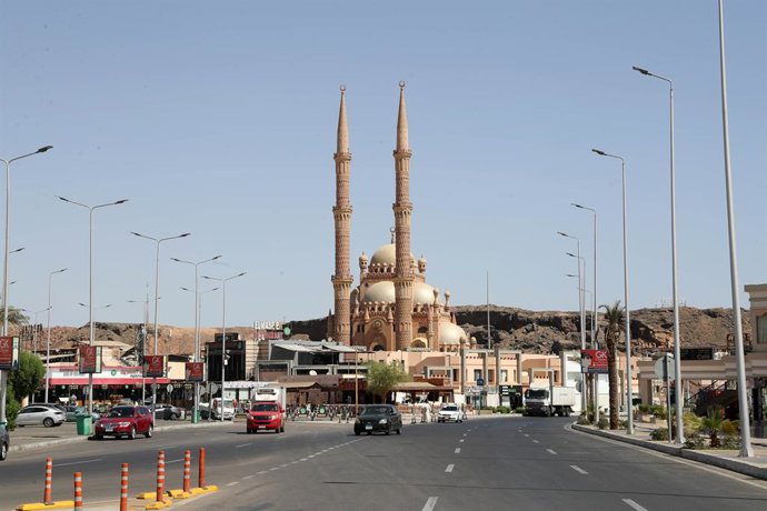 SHARM EL-SHEIKH (EGITO), 10 de outubro de 2025 -- Foto tirada em 9 de outubro de 2025 mostra uma vista da Mesquita Al-Sahaba no Mercado Antigo de Sharm el-Sheikh, Egito.