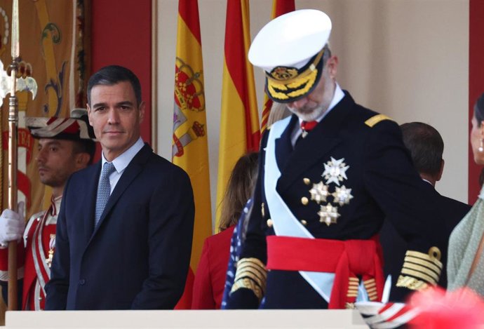 Archivo - El presidente del Gobierno, Pedro Sánchez (i) y el Rey Felipe VI (d), durante el acto solemne de homenaje a la bandera nacional y desfile militar en el Día de la Hispanidad, a 12 de octubre de 2022, en Madrid (España). 