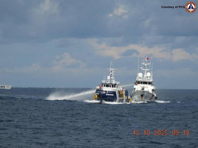 Um barco de patrulha chinês dispara seu canhão de água contra um navio filipino nas águas disputadas do Mar do Sul da China, em 12 de outubro de 2025.