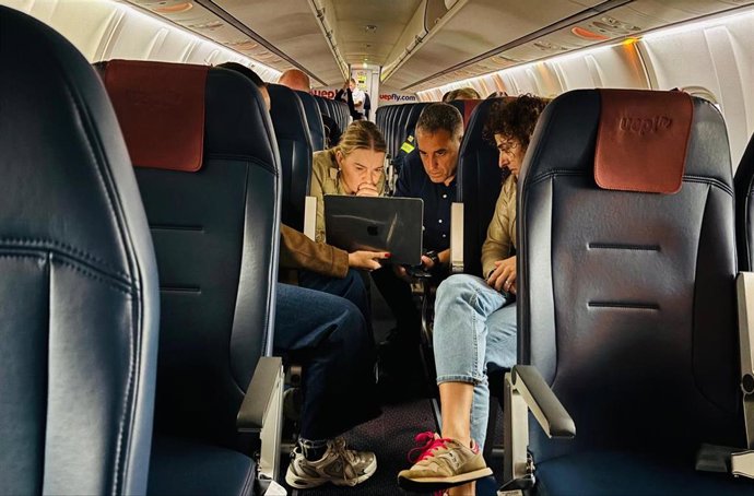 La presidenta del Govern, Marga Prohens, y el director general de Emergencias y el director del Plan, Pablo Gárriz, siguen la reunión del CECOPI