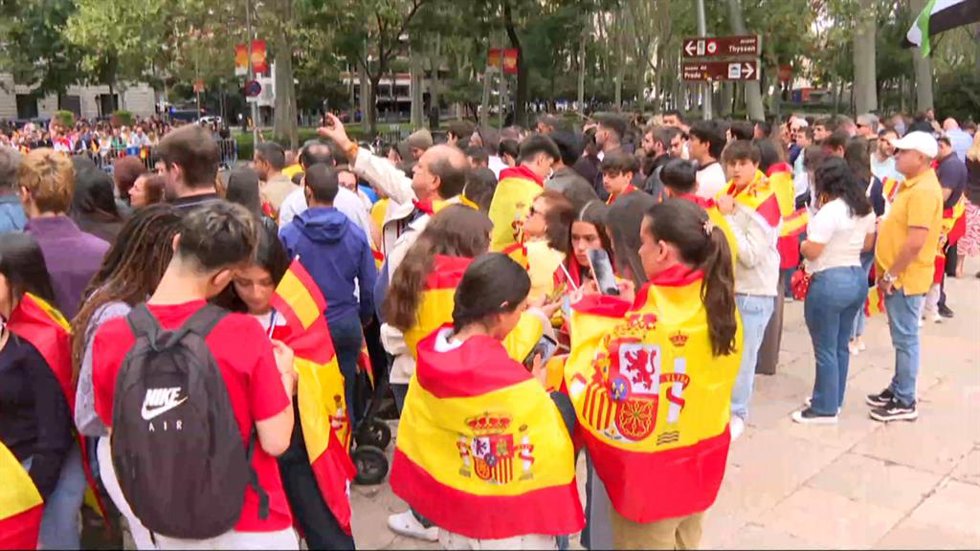 Ciudadanos celebran "el glorioso día nacional" asistiendo al desfile de las Fuer