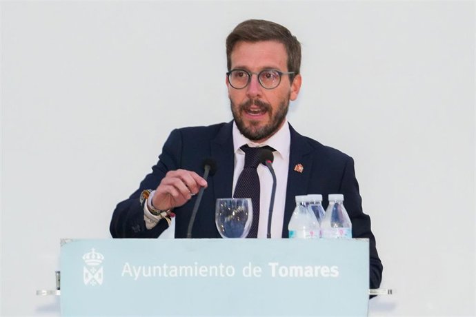 Archivo - El subdelegado del Gobierno en Sevilla, Francisco Toscano interviene durante al inauguración del Centro Cultural, a 3 de octubre de 2024, en Tomares, Sevilla, (Andalucía, España).