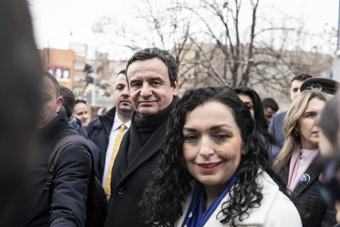 Archivo - El primer ministro de Kosovo, Albin Kurti, y la presidenta de Kosovo, Vjosa Osmai