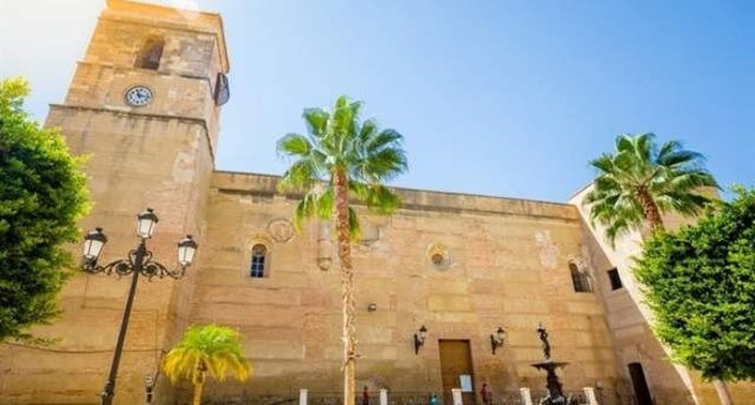 Fachada principal de la iglesia de Nuestra Señora de la Encarnación de Vera (Almería).