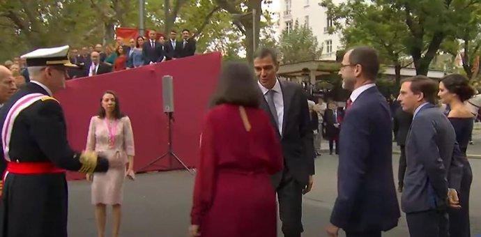 El president del Govern, Pedro Sánchez, saluda a la seva arribada a la presidenta de la Comunitat de Madrid, Isabel Díaz Ayuso, a l'alcalde de Madrid, José Luís Martínez-Almeida o la ministra de Defensa, Margarita Robles, entre altres autoritats.