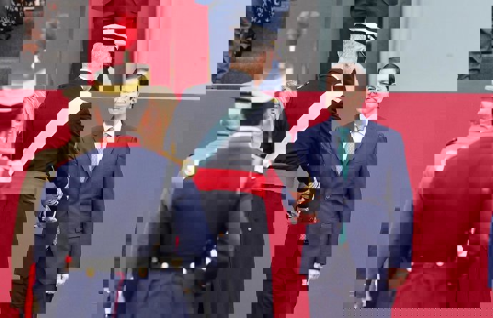 El presidente de la Junta, Alfonso Fernández Mañueco, saluda al Rey Felipe VI en el acto solemne de homenaje a la Bandera y el desfile militar con motivo de la celebración del Día de la Fiesta Nacional de España. 