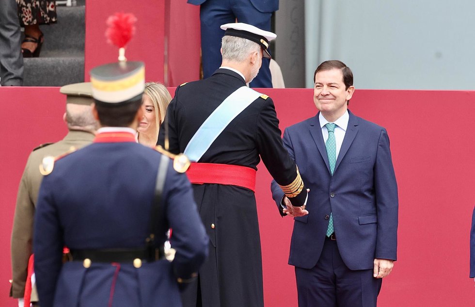 El presidente de la Junta, Alfonso Fernández Mañueco, saluda al Rey Felipe VI en el acto solemne de homenaje a la Bandera y el desfile militar con motivo de la celebración del Día de la Fiesta Nacional de España. 
