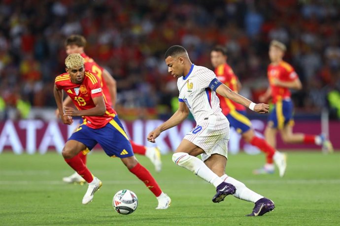 Archivo - Lamine Yamal y Kylian Mbappé en el España-Francia de la Liga de Naciones