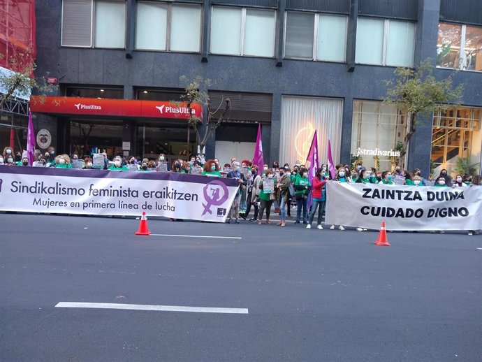 Concentración ante la sede del CRL en Bilbao
