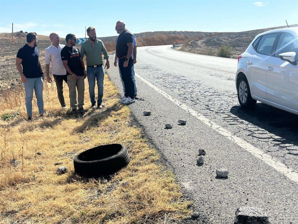 Alcaldes de la provincia de Sevilla, en la carretera A-375.