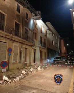 La cubierta de una casa se derrumba en Inca y obliga a evacuar el edificio contiguo por prevención