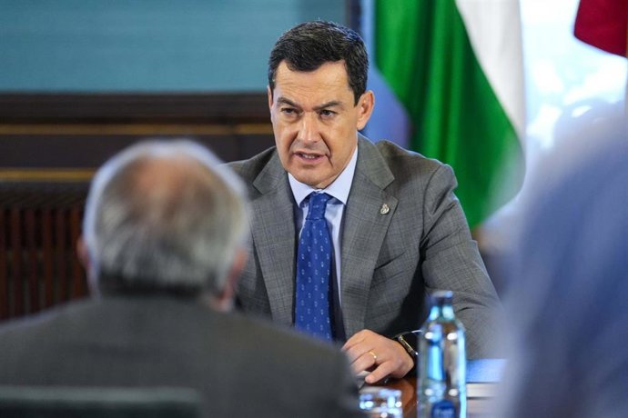 El presidente de la Junta de Andalucía, Juanma Moreno, durante una reunión con el presidente del Consejo Andaluz de Colegios de Médicos en el Palacio de San Telmo, a 10 de octubre de 2025. (Foto de archivo).